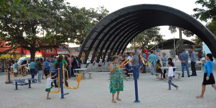 Prefeito entrega primeira etapa da reforma da praça Macário Barreto e feira livre do Tomba