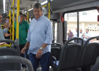 Prefeitura apresenta mais cinco ônibus 0KM com ar-condicionado