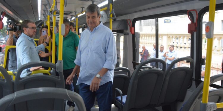 Prefeitura apresenta mais cinco ônibus 0KM com ar-condicionado