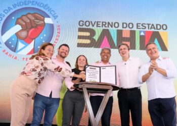 Ao lado de ministros, Jerônimo entrega Colégio de Tempo Integral e adere a programas federais em Feira de Santana
