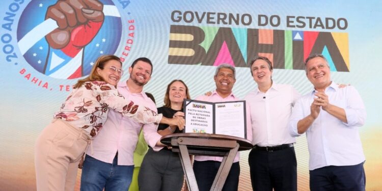 Ao lado de ministros, Jerônimo entrega Colégio de Tempo Integral e adere a programas federais em Feira de Santana