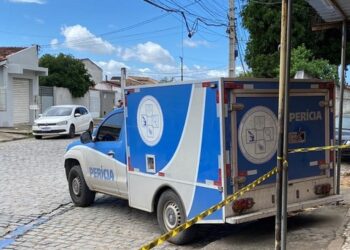 Jovem de 22 anos é morto a tiros dentro de padaria na BA; vítima tomava café quando foi baleada