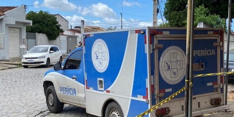Jovem de 22 anos é morto a tiros dentro de padaria na BA; vítima tomava café quando foi baleada