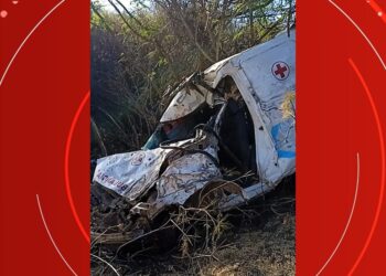 Mãe e filha morrem em acidente entre ambulância e carreta na BA