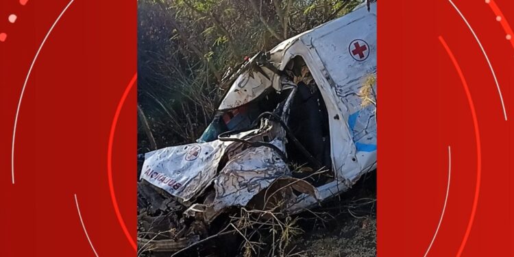 Mãe e filha morrem em acidente entre ambulância e carreta na BA