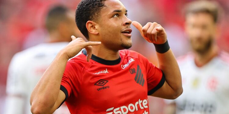 Athletico aumenta preço, bate martelo, e Vitor Roque é do Barcelona