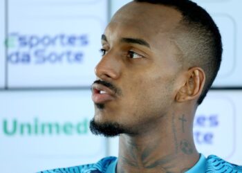 Raul Gustavo, zagueiro do Bahia, se envolve em acidente de carro após treino