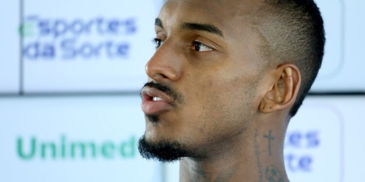 Raul Gustavo, zagueiro do Bahia, se envolve em acidente de carro após treino