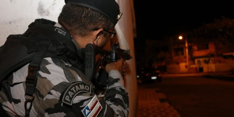 Sete suspeitos de integrar facção criminosa morrem após confronto com a polícia na Região Metropolitana de Salvador
