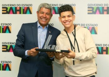 Vencedor do The Voice Kids é recebido pelo governador da BA: ‘honra representar minha terra’