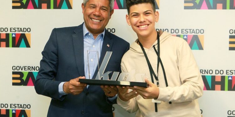 Vencedor do The Voice Kids é recebido pelo governador da BA: ‘honra representar minha terra’
