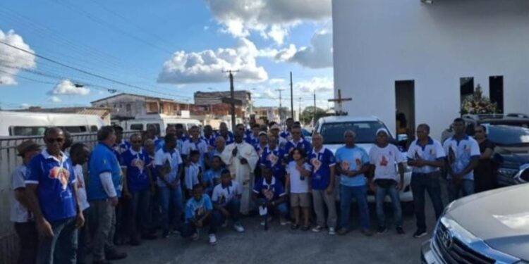 Terço dos Homens Mãe Rainha realiza carreata do dia dos pais