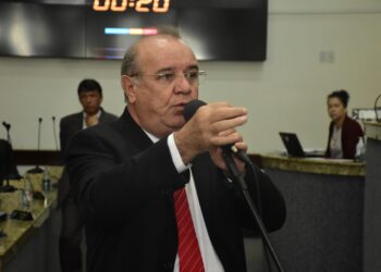 Líder governista esclarece sobre gestões anteriores e a dívida da coleta de lixo