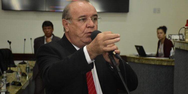 Líder governista esclarece sobre gestões anteriores e a dívida da coleta de lixo