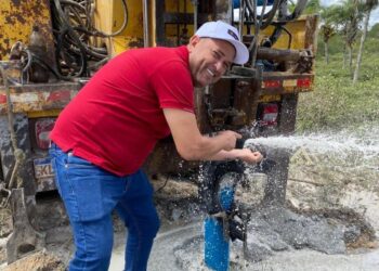 Milagres: Binho Galinha acompanha de perto chegada de água para o povo