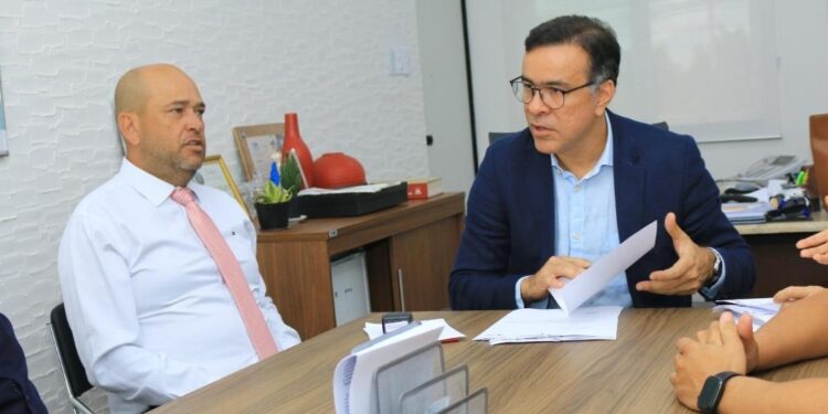 Binho Galinha pede poços artesianos à Cerb para oito municípios baianos