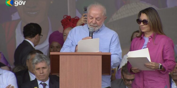 Em marcha com mulheres agricultoras, Lula anuncia programa de reforma agrária e pacto de prevenção ao feminicídio