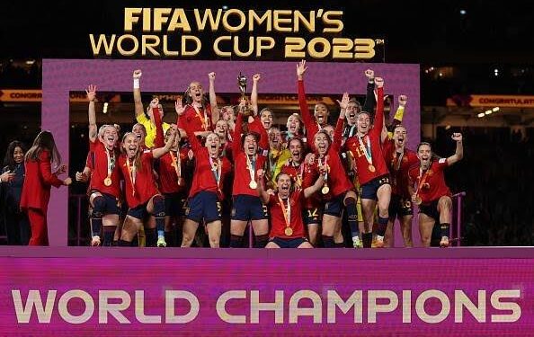 Espanha supera crise, vence Inglaterra e conquista título inédito da Copa do Mundo