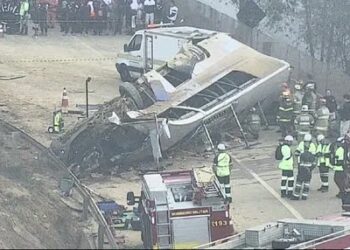 Ônibus com torcedores do Corinthians capota e deixa 7 mortos na Grande BH