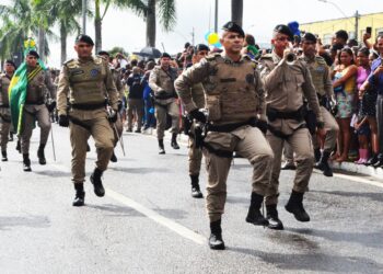 Milhares de feirenses celebram o 7 de Setembro assistindo ao tradicional desfile cívico