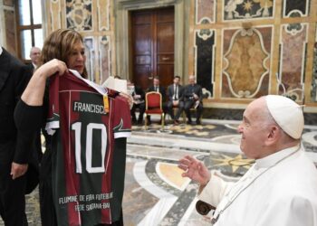 Papa Francisco recebe camisa do Fluminense de Feira da reitora da UEFS: ‘declarou ser admirador do futebol da Bahia’