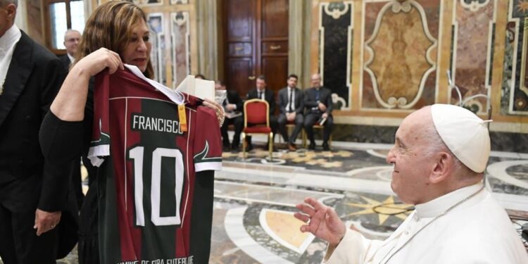 Papa Francisco recebe camisa do Fluminense de Feira da reitora da UEFS: ‘declarou ser admirador do futebol da Bahia’