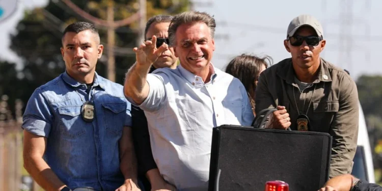 TSE multa Bolsonaro por impulsionamento ilegal contra Lula