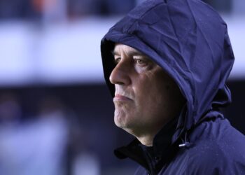 Santos demite Diego Aguirre