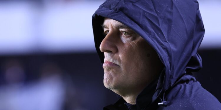 Santos demite Diego Aguirre