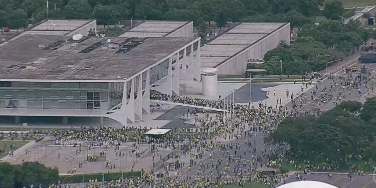 Moraes vota para condenar mais 5 réus dos atos golpistas e propõe penas de 12 a 17 anos de prisão