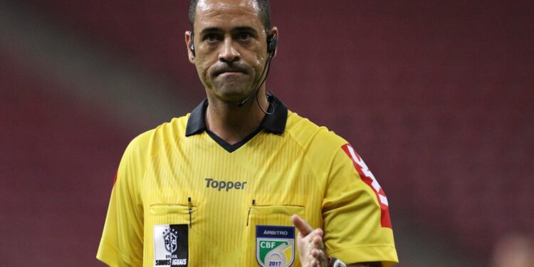 Corinthians x Grêmio: CBF afasta equipe do VAR após pênalti não marcado; Wilton sob análise