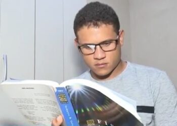 Jovem passa no curso de medicina de universidade pública na BA após 28 tentativas: ‘só queria esse curso e disse que ia conseguir’