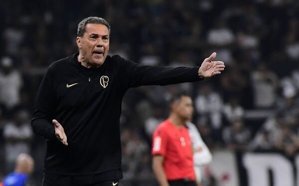 Corinthians anuncia a demissão do técnico Vanderlei Luxemburgo