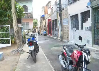 Dois homens morrem e duas pessoas ficam feridas após ataque a tiros em praça de Salvador; vítimas jogavam baralho