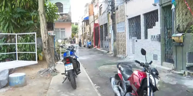 Dois homens morrem e duas pessoas ficam feridas após ataque a tiros em praça de Salvador; vítimas jogavam baralho