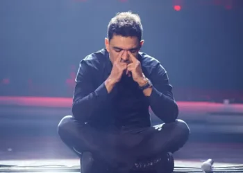 Zezé Di Camargo se emociona e chora ao apresentar projeto solo