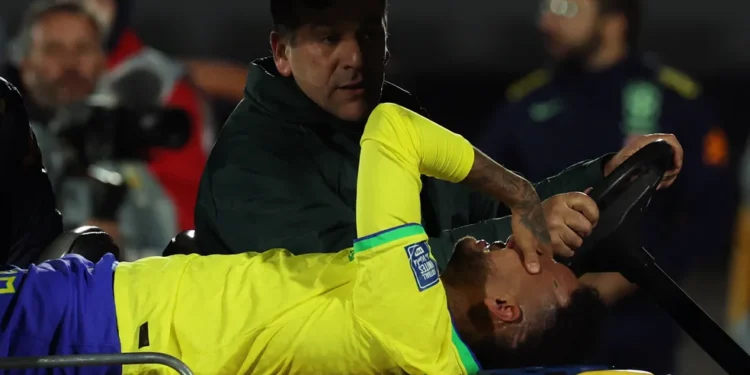 Neymar tem ruptura do ligamento do joelho e passará por cirurgia