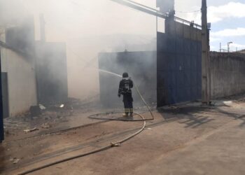 Incêndio destrói três grandes lojas em Feira de Santana