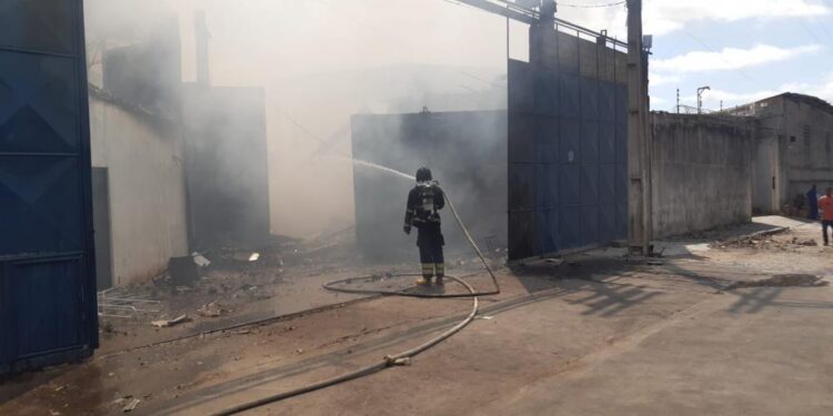 Incêndio destrói três grandes lojas em Feira de Santana