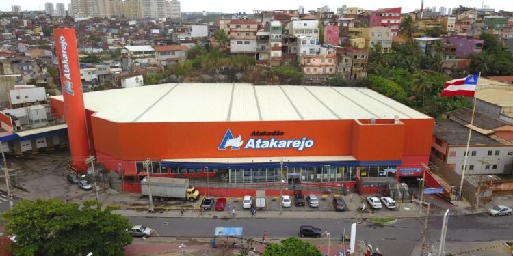 Empresa de investimentos compra rede de supermercados da Bahia; estimativa é de cerca de 20 mil novos empregos diretosEmpresa seguirá sob comando do