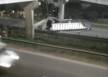 Caminhão basculante atinge passarela na BR 324