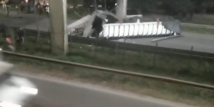 Caminhão basculante atinge passarela na BR 324