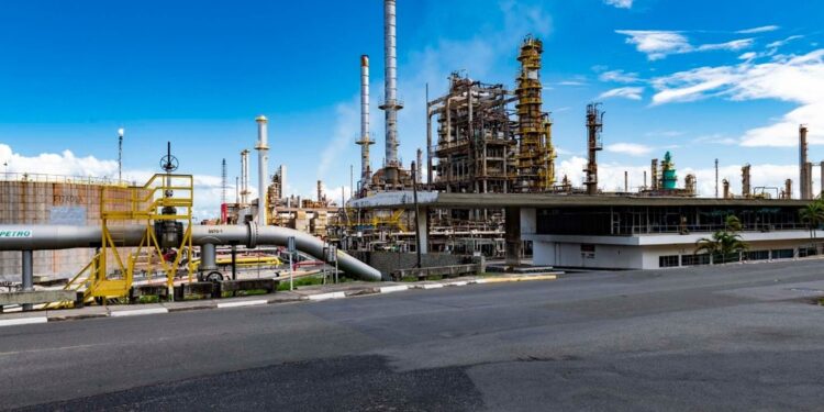 Funcionários da Refinaria Mataripe inalam gás químico após vazamento na Bahia
