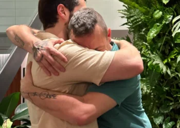 Alok comemora reencontro com o pai após ataque em festival em Israel: ‘Alívio poder te abraçar’