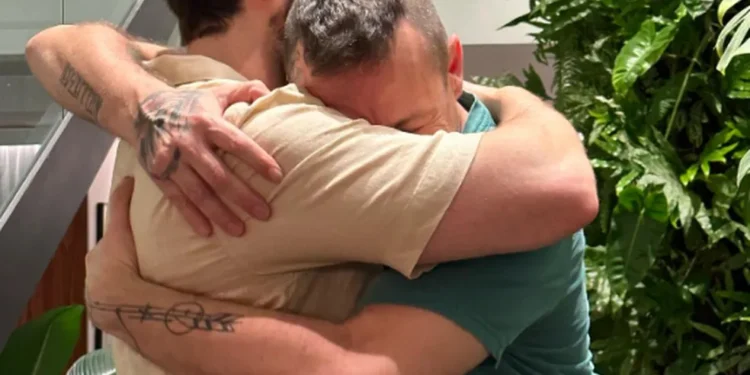 Alok comemora reencontro com o pai após ataque em festival em Israel: ‘Alívio poder te abraçar’