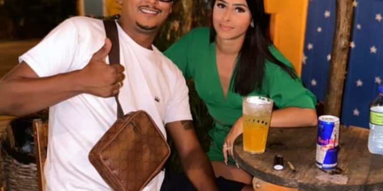 Bilhete com referência a facção criminosa foi encontrado ao lado de casal morto a tiros em estrada no extremo sul da Bahia