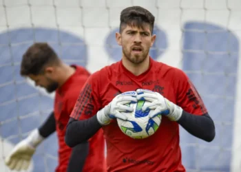 Titular após longa espera, Rossi “marca território” no Flamengo e se candidata a goleiro da Era Tite