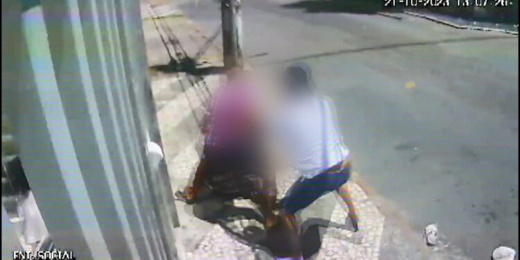 Homem é agredido por torcedores do Bahia por causa de camiseta de organizada do time rival