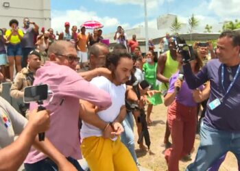 Investigado por matar Sara Mariano passa por audiência sob gritos de ‘assassino’ e tem cabelo puxado por manifestante