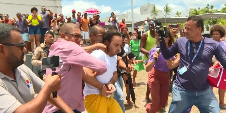 Investigado por matar Sara Mariano passa por audiência sob gritos de ‘assassino’ e tem cabelo puxado por manifestante